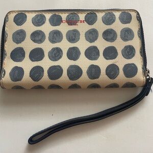 Coach Wallet 
Color : blue and white 
Condition: used but no rips